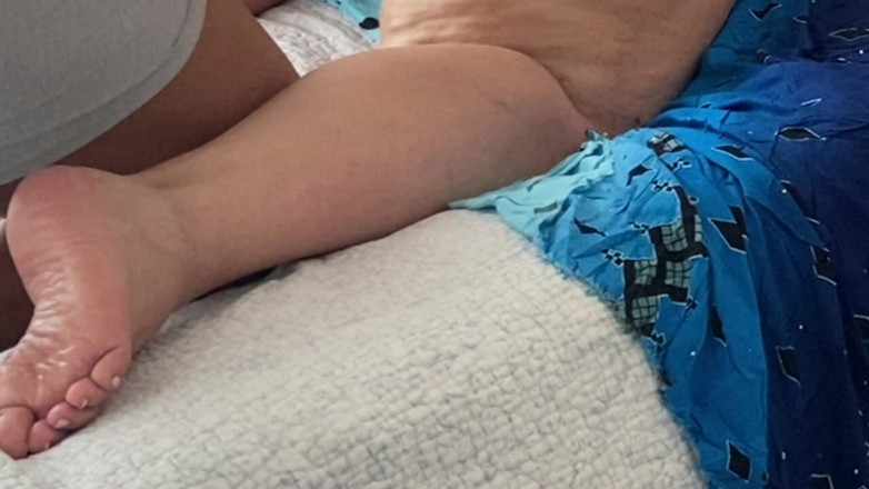 Daddykane: Masaj cu mamă sexy uleioasă în casă. Mama șireată invită o pulă...