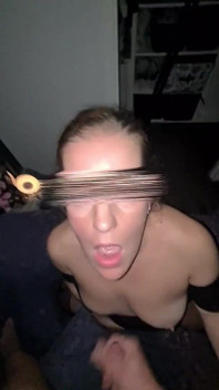 MILF mit dickem arsch reitet ihren dildo und bekommt sperma auf ihr gesicht