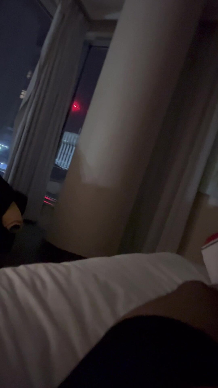 Hot dick in your ass: Svádění mé hetero kamarádky v hotelu Cardiff