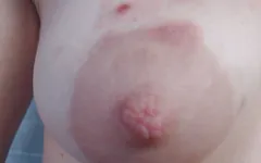 我下垂的奶子成了烟灰缸，并展示在玩过这样的捆绑SM后的样子