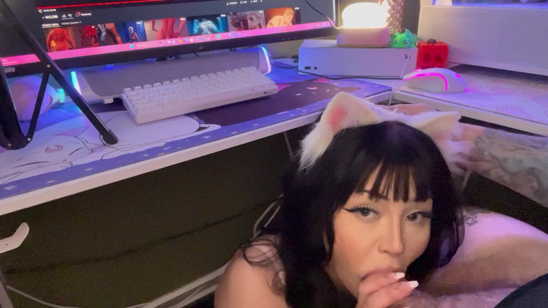 Eden Rylie: ゲーマーガールがデスクの下でフェラチオをする