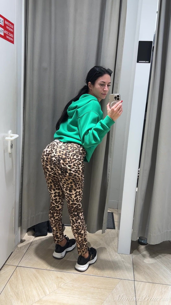 Princess Monica: Anprobieren, leggings und hosen, möpse necken, muschi blankziehen