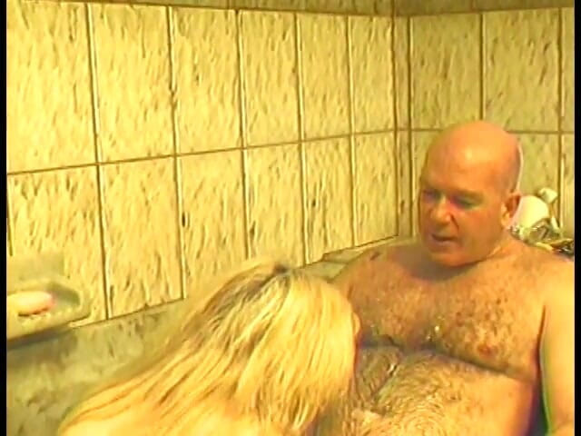 Old Good Porn: Loira estica sua boceta com grande consolo antes do banheiro...