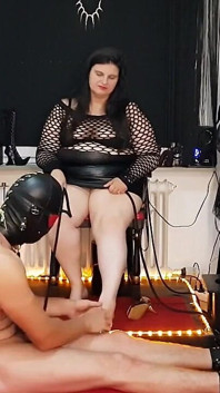 Une maîtresse brune dominante tourmente son esclave soumis
