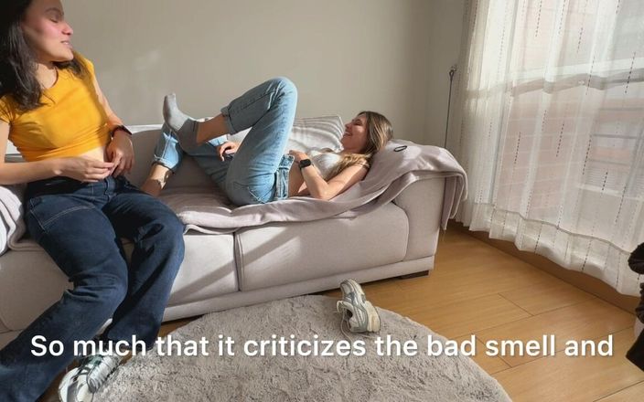 scarlettandc: Two Lesbians Have a Strong Smelly Feet Female Wrestling Match