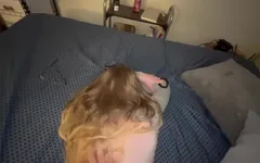 这个女孩比我大一半！她太疯狂了，我深得很深。她的男朋友肯定会通知的。