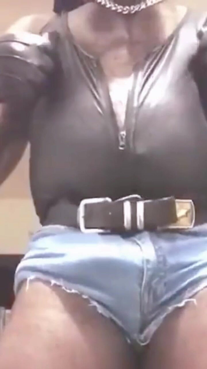 Black mature kinky muscle: Culturistă neagră sexy de performanță în echipament și pula mare rigidă masturbare și...