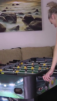 Duas melhores amigas navegam por este jogo de strip foosball com comédia