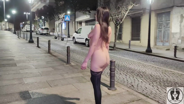 All You Can Fetish: Rischioso camminare nuda in tutto il mio edificio pipì all'aperto