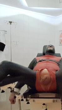 cu pumnul cu mănușa din piele verde
