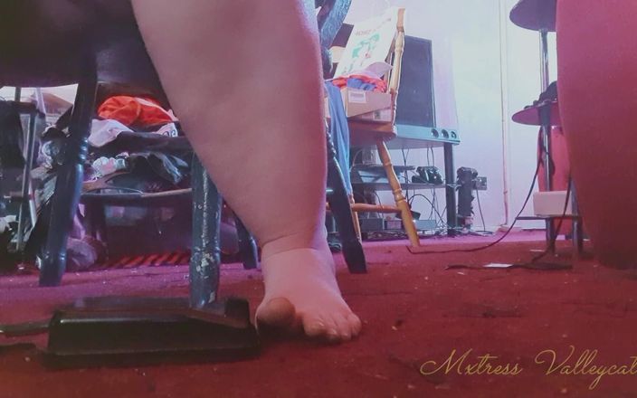 Mxtress Valleycat: Eski bir bakelite pedalı ile yalınayak dikiş