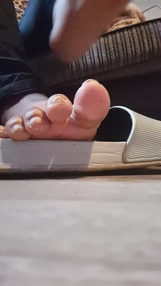 Simp to my ebony feet: Obryně drcení sandálem