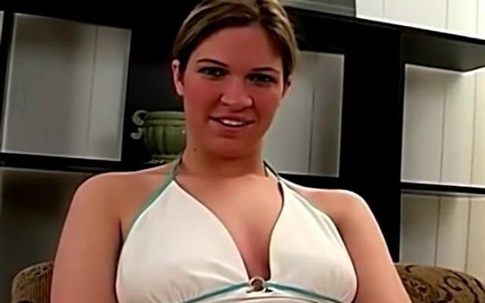 Homegrown Oral: Renee Jordan gırtlağına kadar almayı öğreniyor