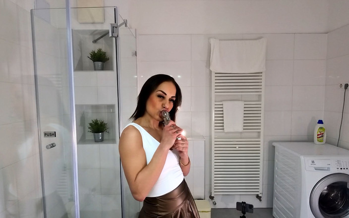 No panties TV: Любителька міні-спідниці Рейвер дівчина показує свій пірсинг на своїй пизді у ванній кімнаті, піднімаючи її коротку спідницю
