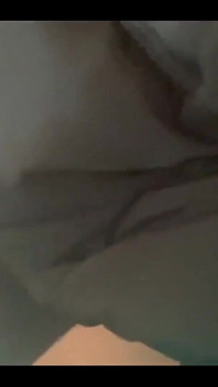 Milfycalla一直是一个独立的女人，但在这特殊的一天，她发现自己迷失在繁华的城市