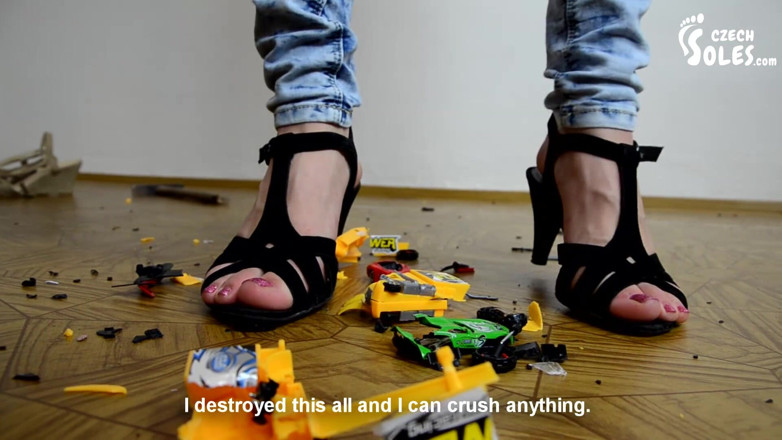 Czech Soles - foot fetish content: La gigantessa schiaccia le auto di puny