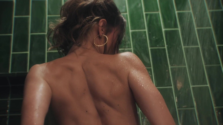 Alexis James: Una ninfomane arrapata si masturba da sola in doccia