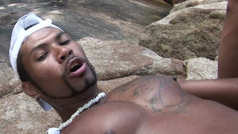 Crunch Boy: Latino Muscle Boy Fucked Raw in Beach