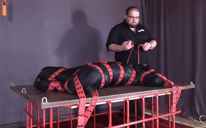 Yvette xtreme: Bondagesession - Catsuit, Thắt lưng và Hitachi