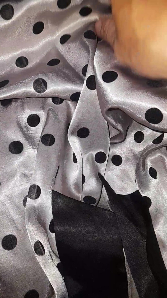 Naomisinka: Crossdresser mrdka na sobě saténové hedvábné polkadot šaty s hedvábnou podšívkou