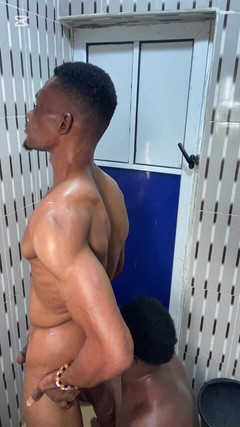 Dverse: स्नान पसीना और सेक्स