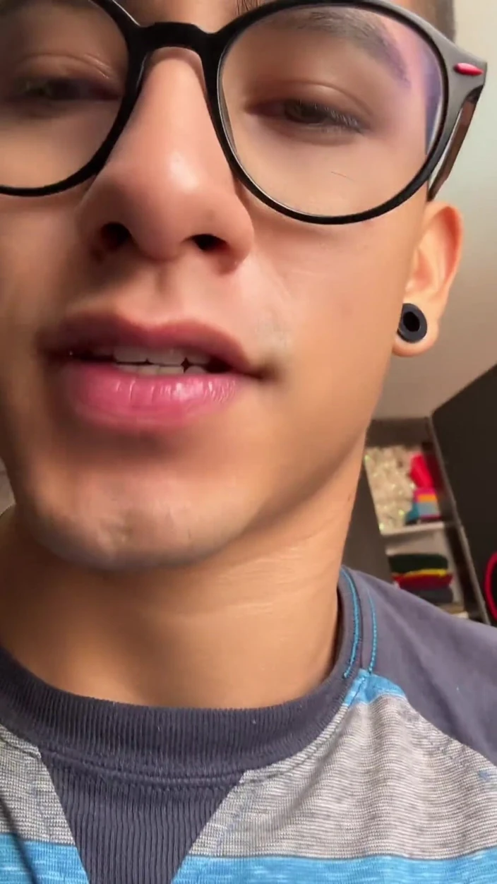 Andcristiann: 听这个家伙把他最喜欢的玩具放进他最喜欢的玩具时如何对你说脏话 - andcristian