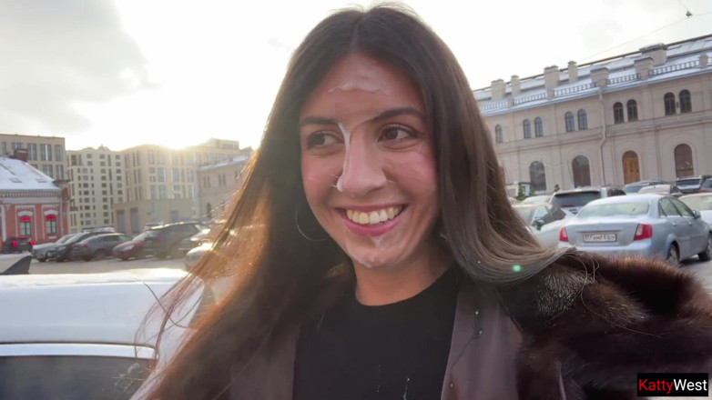 Katty West: Дівчина погодилася ходити зі спермою незнайомця на обличчі - cumwalk