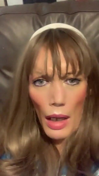 Mângâindu-mi clitorisul tare