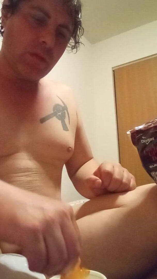 JG Risk: Doritos essen und tee trinken, nackt