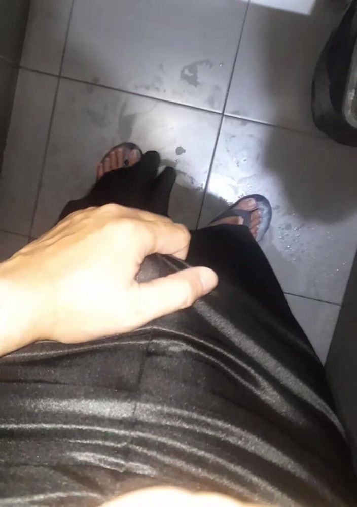 Naomisinka: Saten ipek şarkıcı elbisesi giyerek mastürbasyon yapıyor