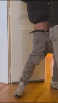 Verzweifelter Junge, Der Von Seiner Mitbewohnerin Draußen Gelassen Wird, Macht Nass Und Bekommt Dann Seine Rache