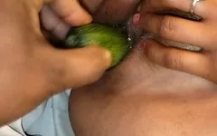 Bihari bhabhi masturbierte mit gurke und nahm wasser aus ihrer muschi