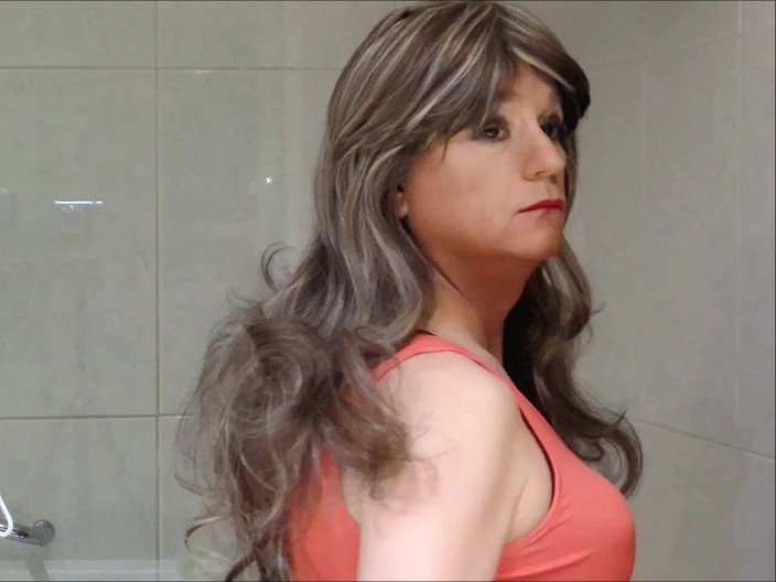 HectorChile1969: Travestiet Fernanda Gomez probeert pruiken, welke vind je leuk?
