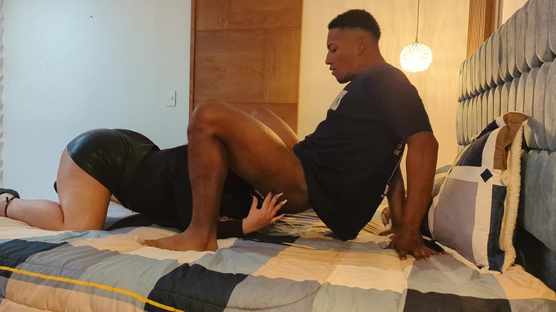 Anotonella-jones: 我在他的房间里发现我好朋友的男朋友，我上了他的床，操他的大鸡巴