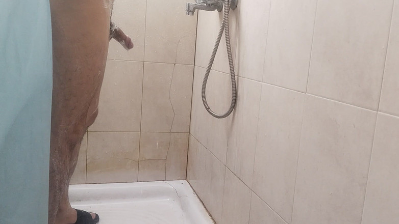 Silkybear143: सख्त और अच्छा लंड नहाते समय कामुक हो जाता है