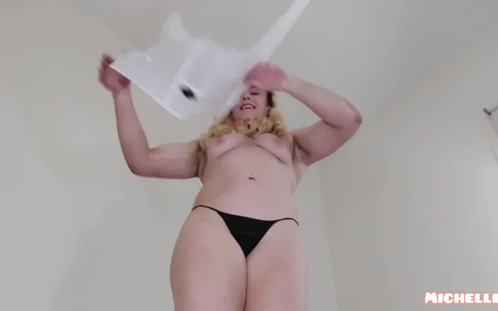 Michellexm: Gaintess Muscular MILF Gets Angry