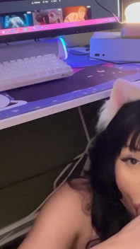 Une gameuse taille une pipe sous le bureau