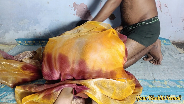 Hot_girl: Komal bersenam, tiba-tiba abang tiri suami datang dan mengurut pantat...