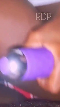 Si seksi gold minta memek besknya dientot habis-habisan sambil pakai vibrator