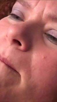 Une grosse MILF excitée demande à son voisin de la masturber avec un gode