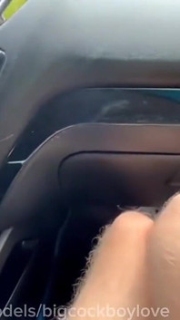 Me estoy masturbando a un taxista en un auto justo en la carretera, los transeúntes me espiaban y me derramo semen en la silla