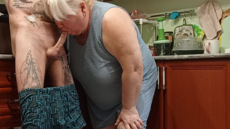 Zona901: 打邻居的屁股在嘴里，阴户和射在嘴里