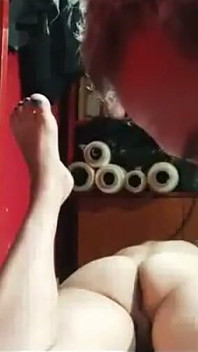 Tôi chỉ muốn hôn chân cô ấy, nhưng lần đụ của tôi muốn hôn âm hộ của cô ấy