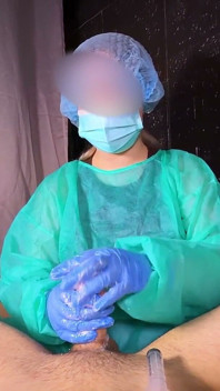 Enfermera decidió probar mi polla en la práctica, masturbándome rápidamente