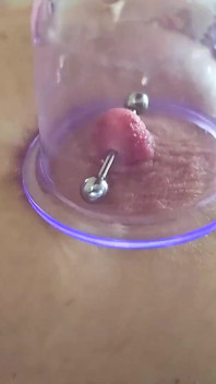 Pompare suge tare sfârcurile mele cu piercing