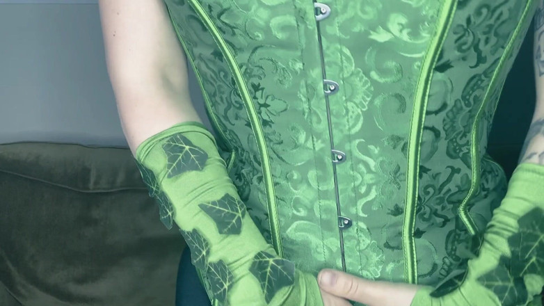 Deanna deadly: Ivys tease and poison kiss for POV superhero