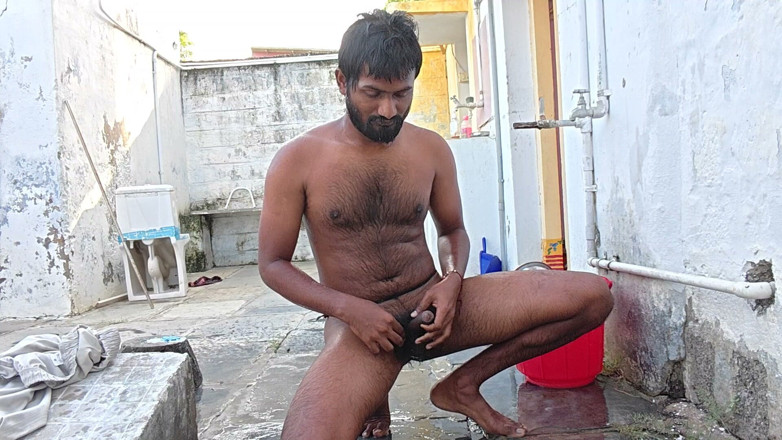 KUMBHA MANOJ KUMAR: Xhard - video afuera de baño, Kumbha Manoj Kumar