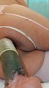 私の尻尾は巨大なおもちゃのせいで丸見えです!!!!
