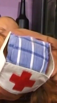 Asistentă matură sexy roșcată face sex oral adânc în gât și își călărește pacientul