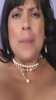Vnadná brunetka MILF prstí mokrou kundičku v sukni Škádlení
